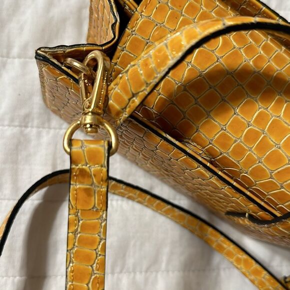 Marge Sherwood Gold Pebbled Croc Print Accordion Mini Handled Purse - Picture 15 of 16